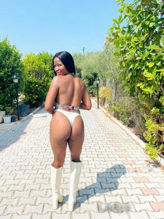 Bella (28) – Call Girl & Independent Escort Service in Abuja - Gallery Photo 4