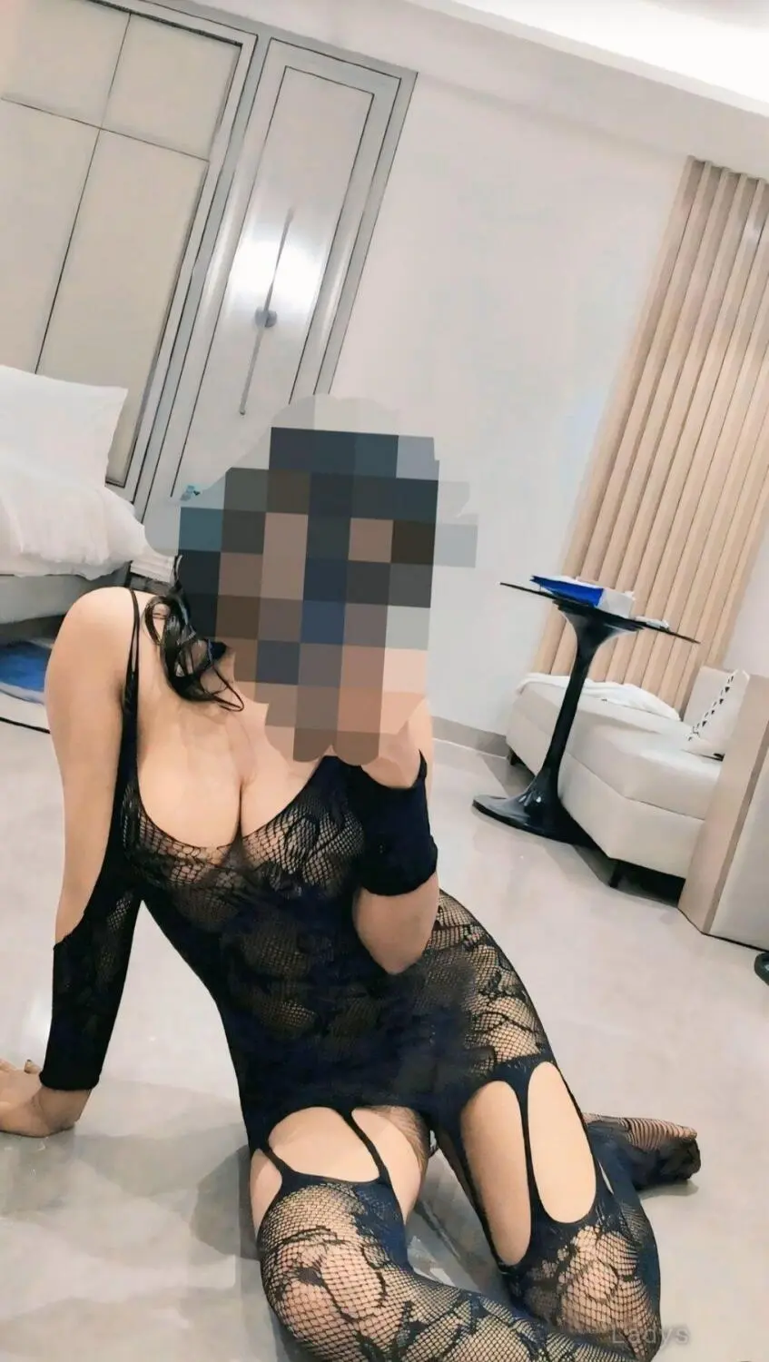 Clara (25) – Call Girl & Independent Escort Service in Ajman - Gallery Photo 3
