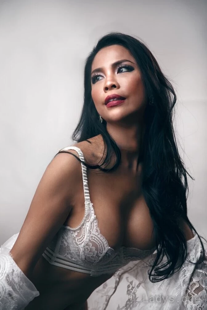 Vivi West (25) – Call Girl & Independent Escort Service in Akron - Gallery Photo 4