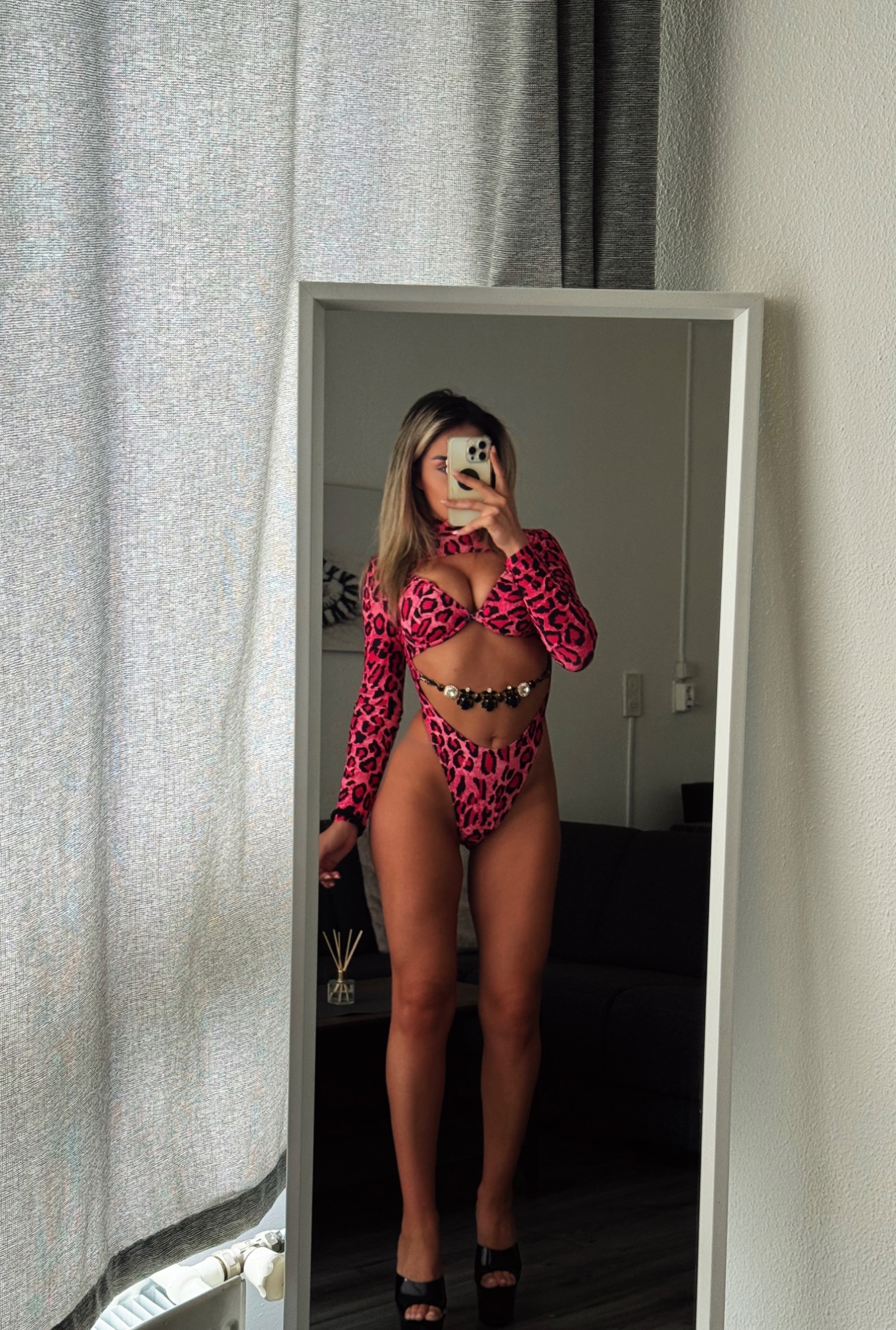 Luna (18) – Call Girl & Independent Escort Service in Amsterdam - Gallery Photo 4