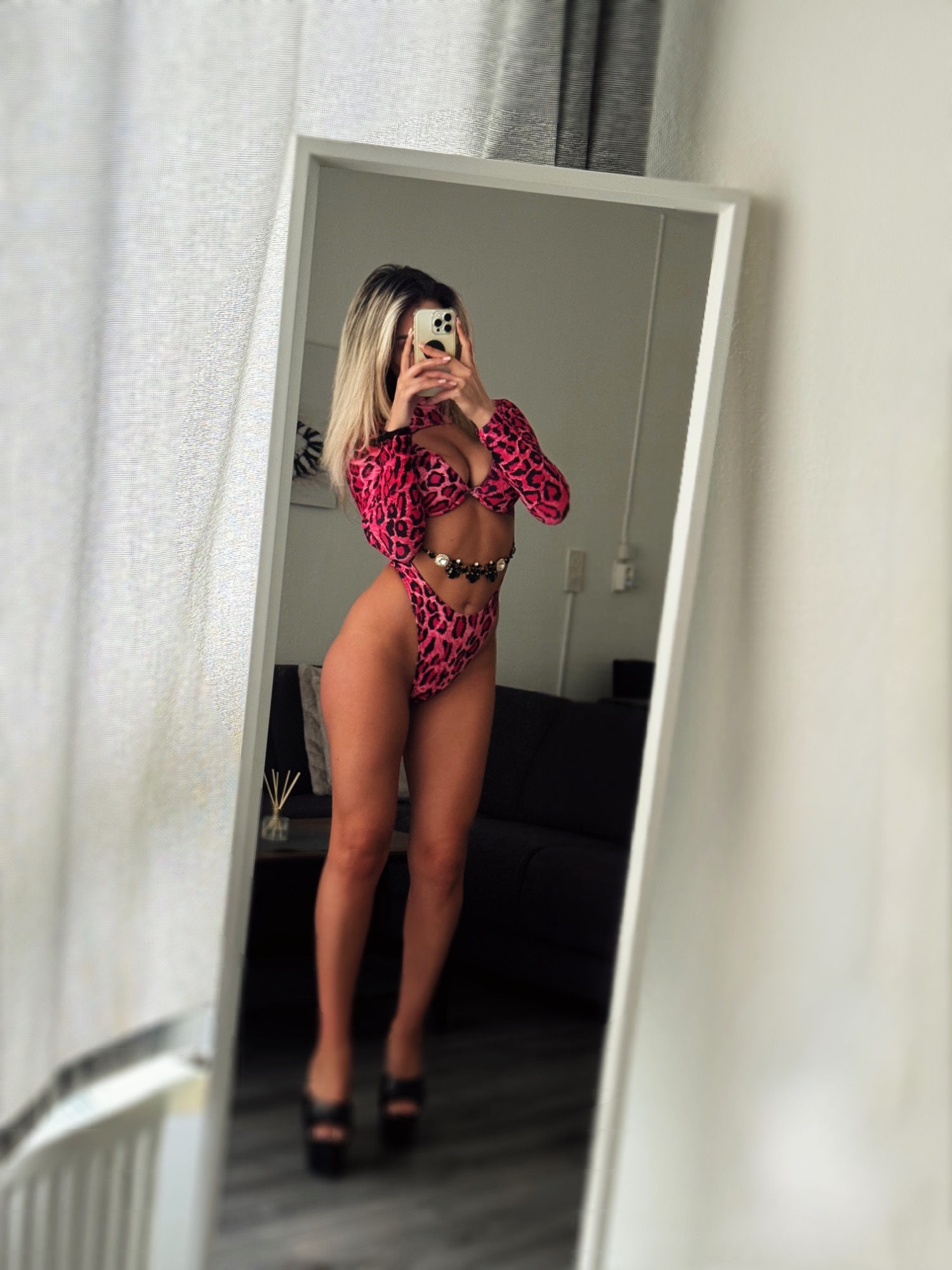 Luna (18) – Call Girl & Independent Escort Service in Amsterdam - Gallery Photo 3
