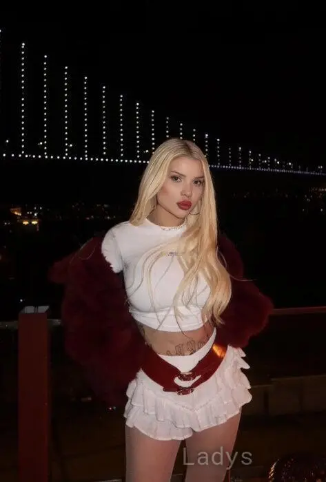Karina (19) – Call Girl & Independent Escort Service in Ankara - Gallery Photo 3