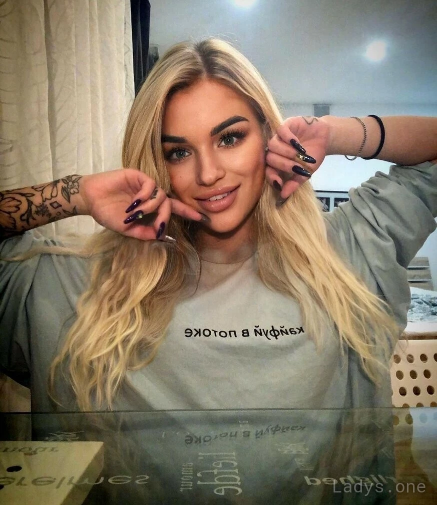 Mara (22) – Call Girl & Independent Escort Service in Athens - Gallery Photo 3
