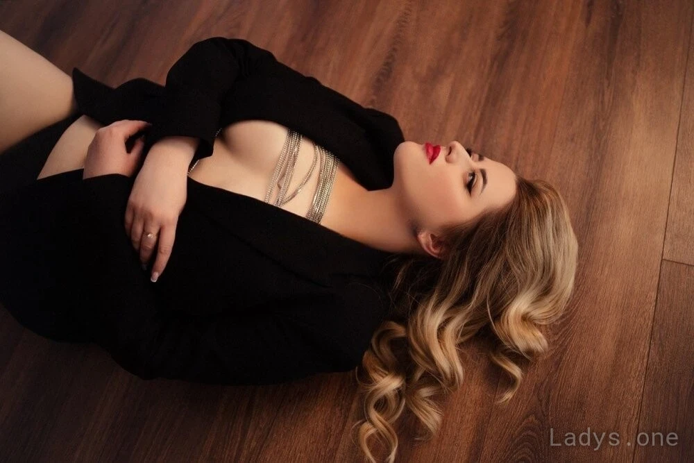 Amina (27) – Call Girl & Independent Escort Service in Balatonfüred - Gallery Photo 3