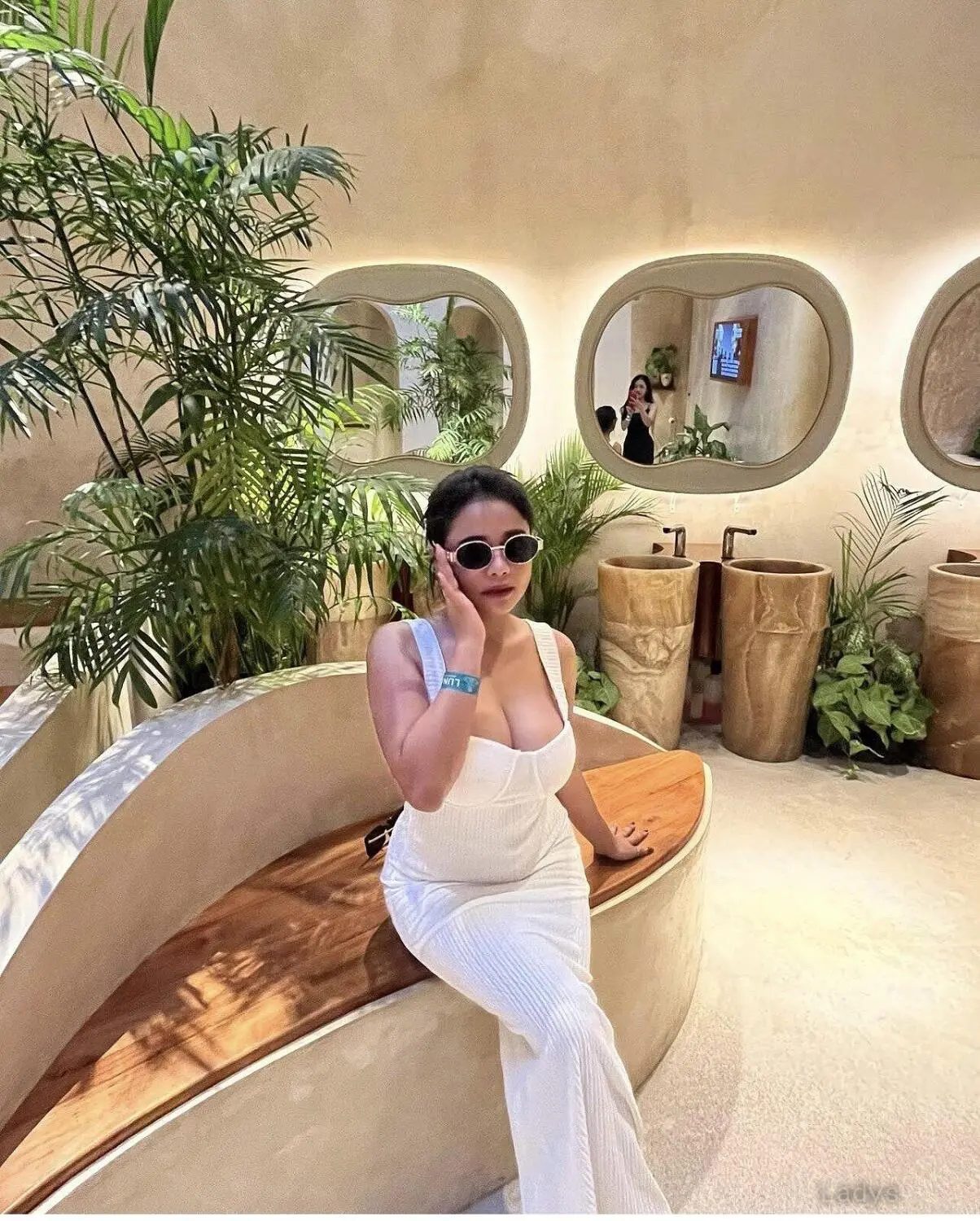 Riya (23) – Call Girl & Independent Escort Service in Bali - Gallery Photo 2