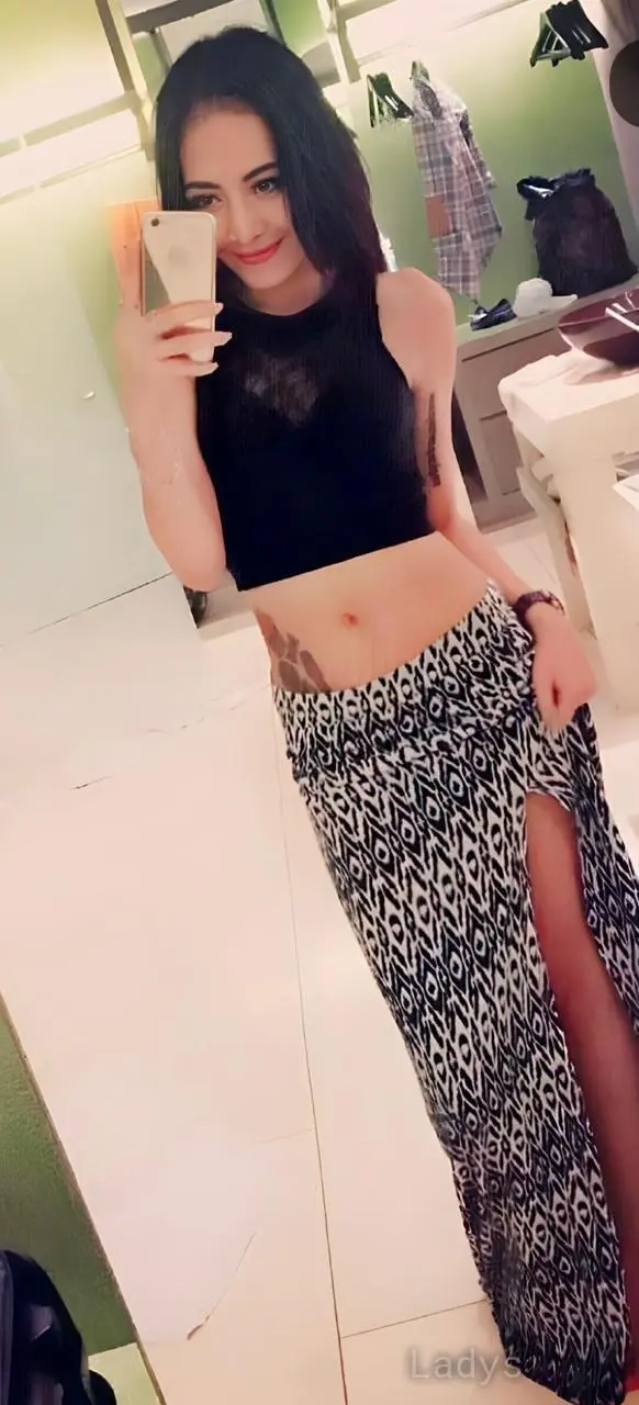 Lola (28) – Call Girl & Independent Escort Service in Batam - Gallery Photo 2