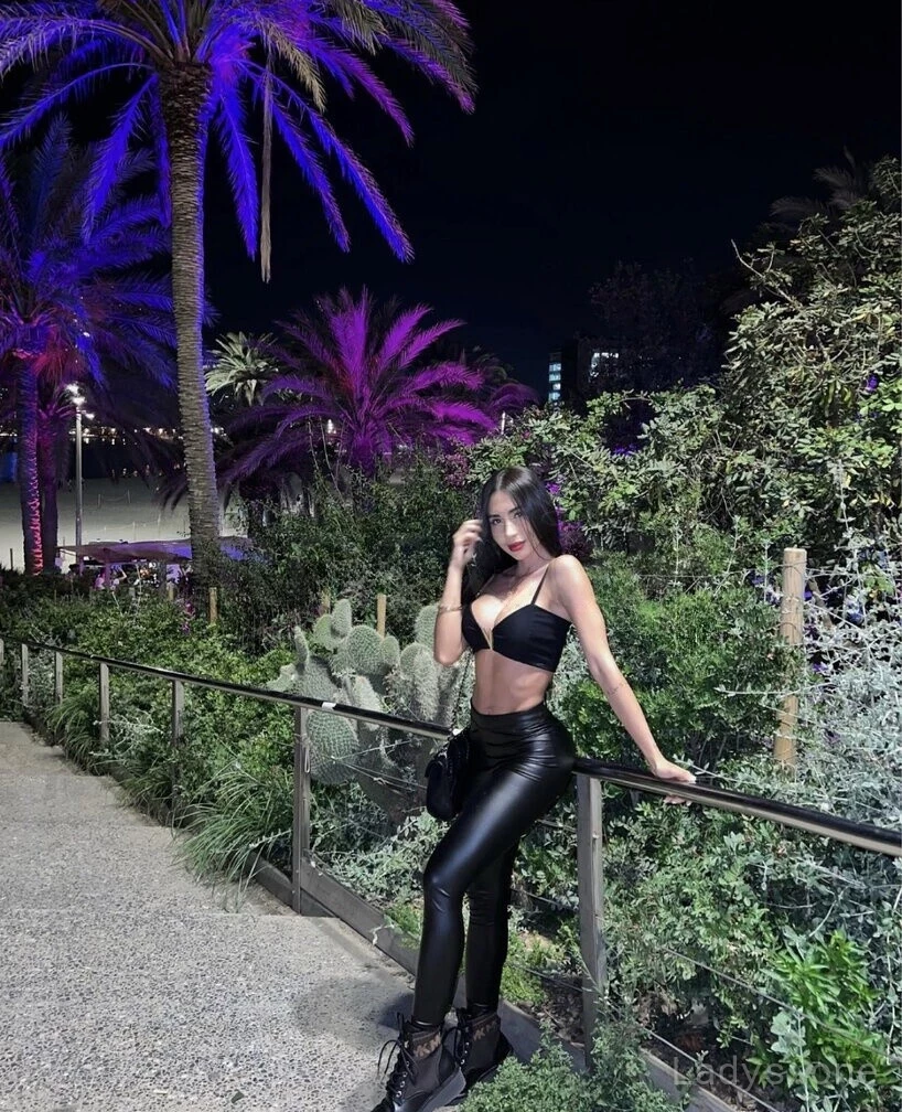 Mia (22) – Call Girl & Independent Escort Service in Bellevue - Gallery Photo 4