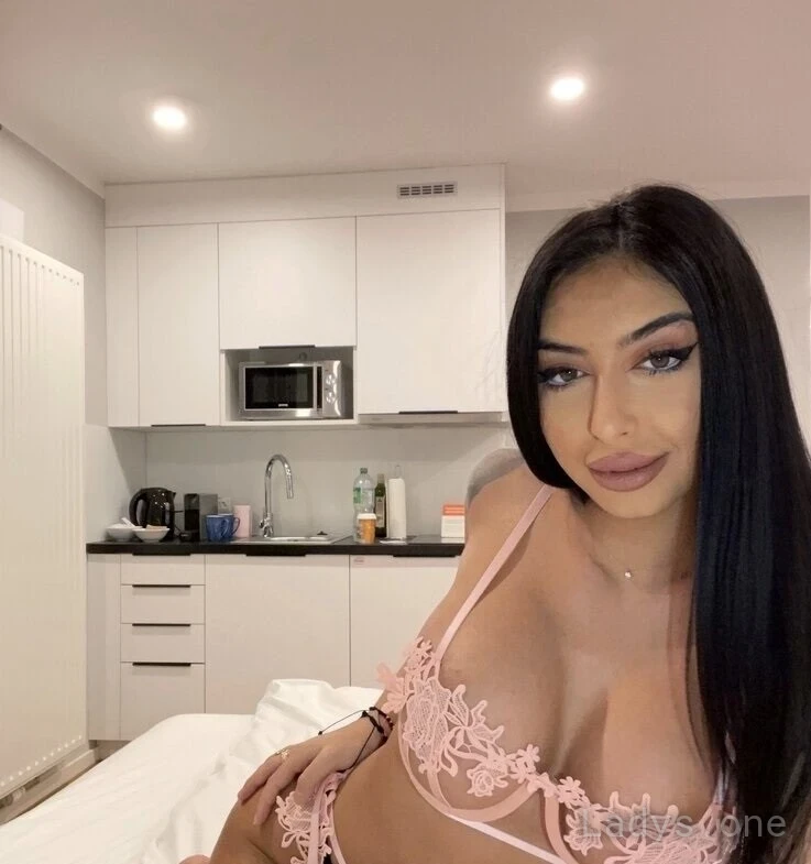 Andra Busty (22) – Call Girl & Independent Escort Service in Blackpool - Gallery Photo 4