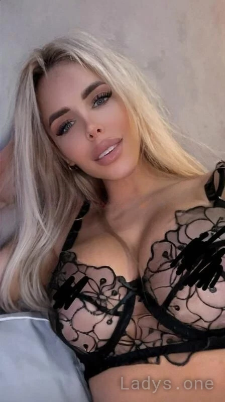 Cyntia (24) – Call Girl & Independent Escort Service in Brest - Gallery Photo 4