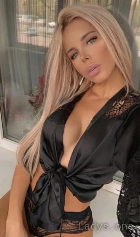 Cyntia (24) – Call Girl & Independent Escort Service in Brest - Gallery Photo 5