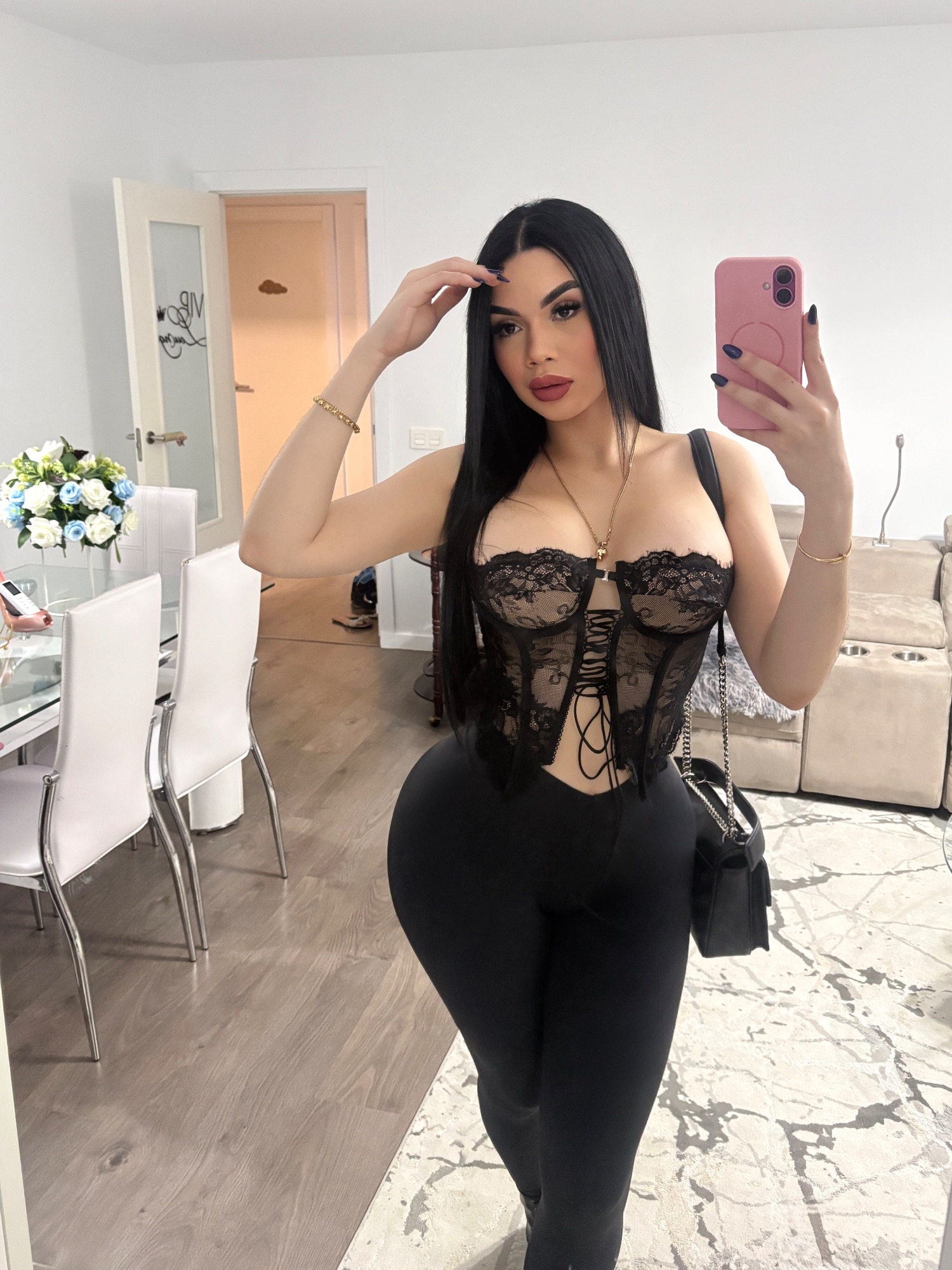 Megan (18) – Call Girl & Independent Escort Service in Budapest - Gallery Photo 7