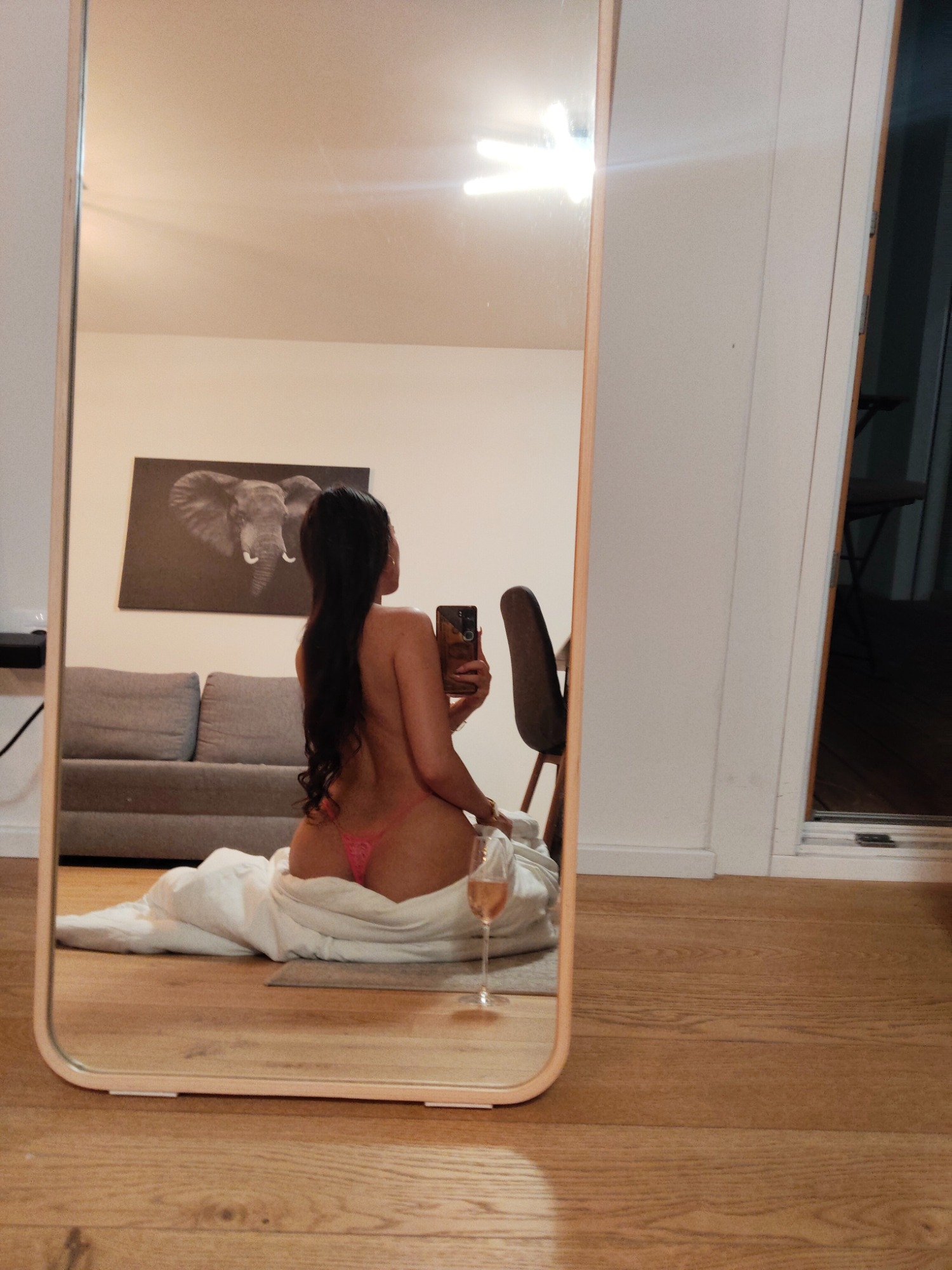 Mia (18) – Call Girl & Independent Escort Service in Budapest - Gallery Photo 4
