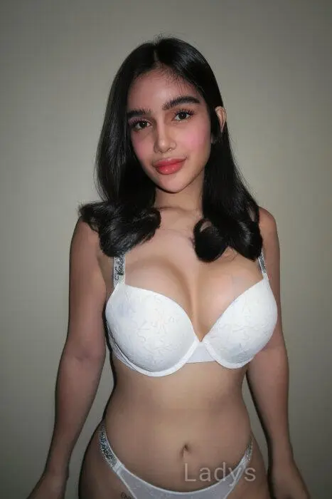 Bea (22) – Call Girl & Independent Escort Service in Singapore - Gallery Photo 3