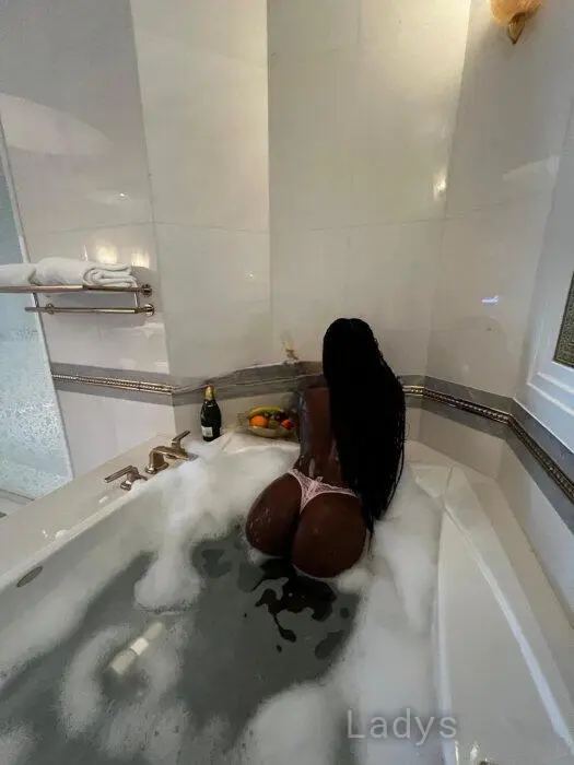 Mia (26) – Call Girl & Independent Escort Service in Singapore - Gallery Photo 4