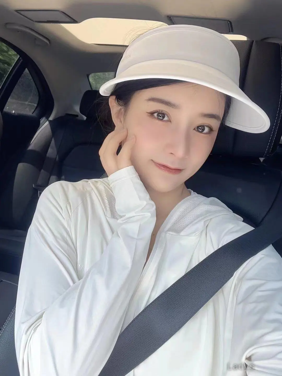 Bella (25) – Call Girl & Independent Escort Service in Changsha - Gallery Photo 3