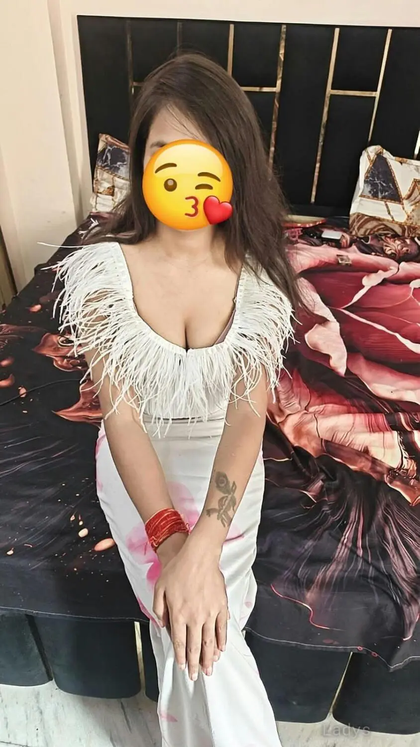 Aditi (21) – Call Girl & Independent Escort Service in Delhi - Gallery Photo 4