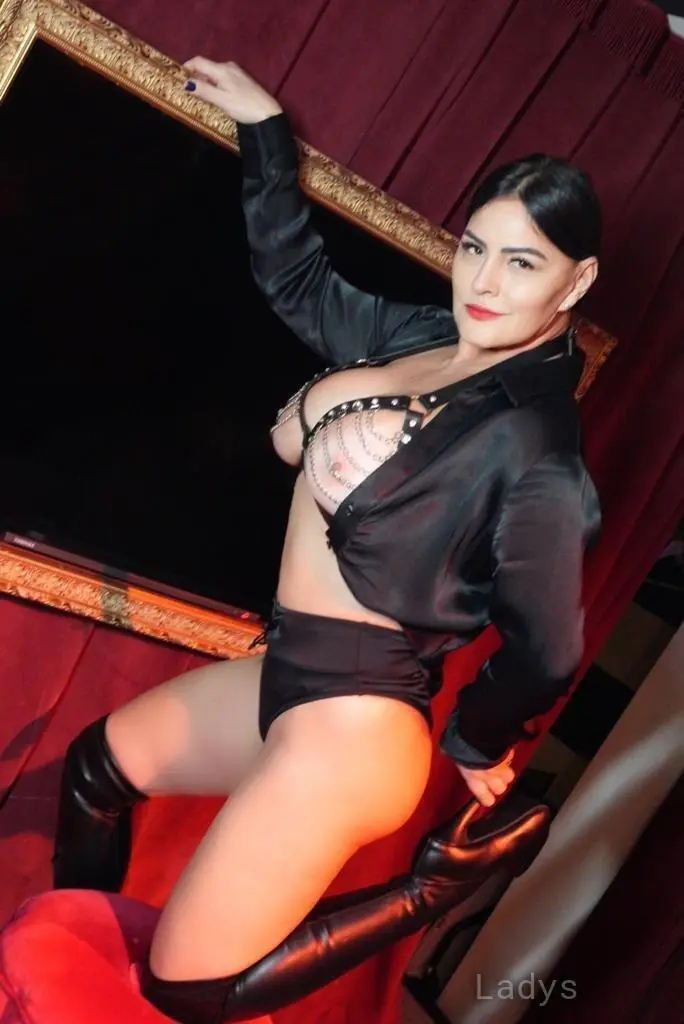 Izabel (50) – Call Girl & Independent Escort Service in Dudley - Gallery Photo 3