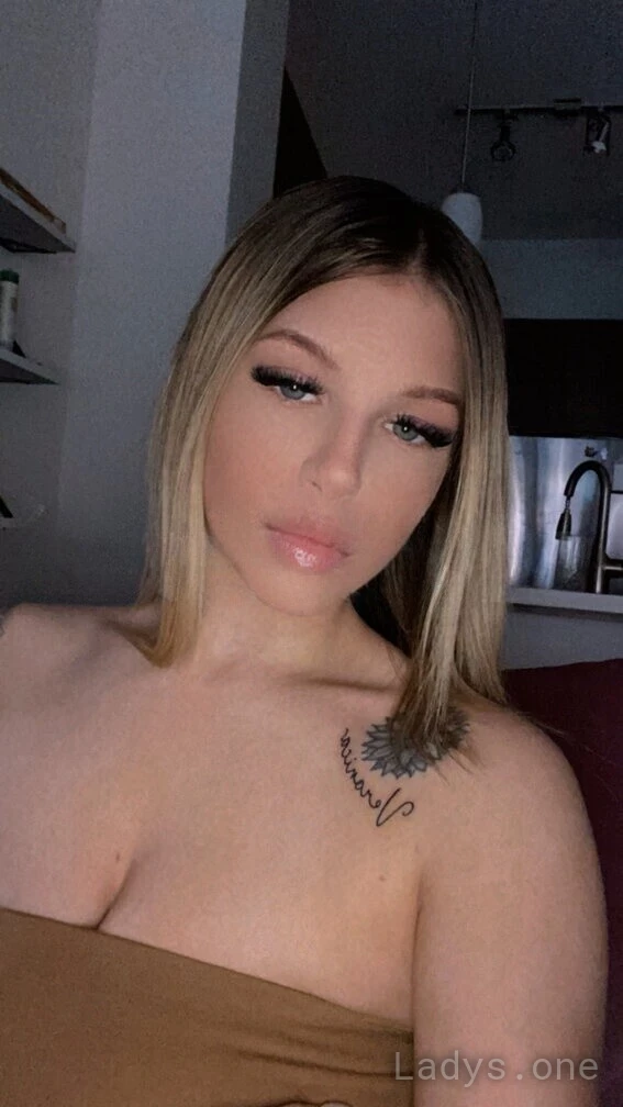 Lexi (22) – Call Girl & Independent Escort Service in Fargo - Gallery Photo 3