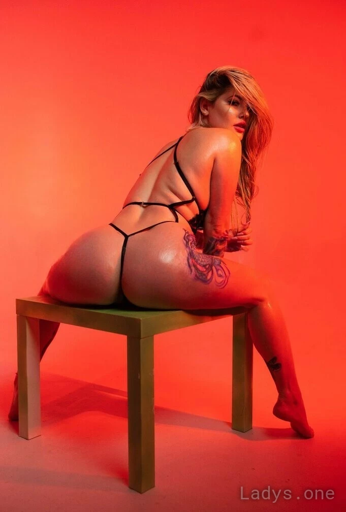 Vittoria (24) – Call Girl & Independent Escort Service in Galleria - Gallery Photo 2