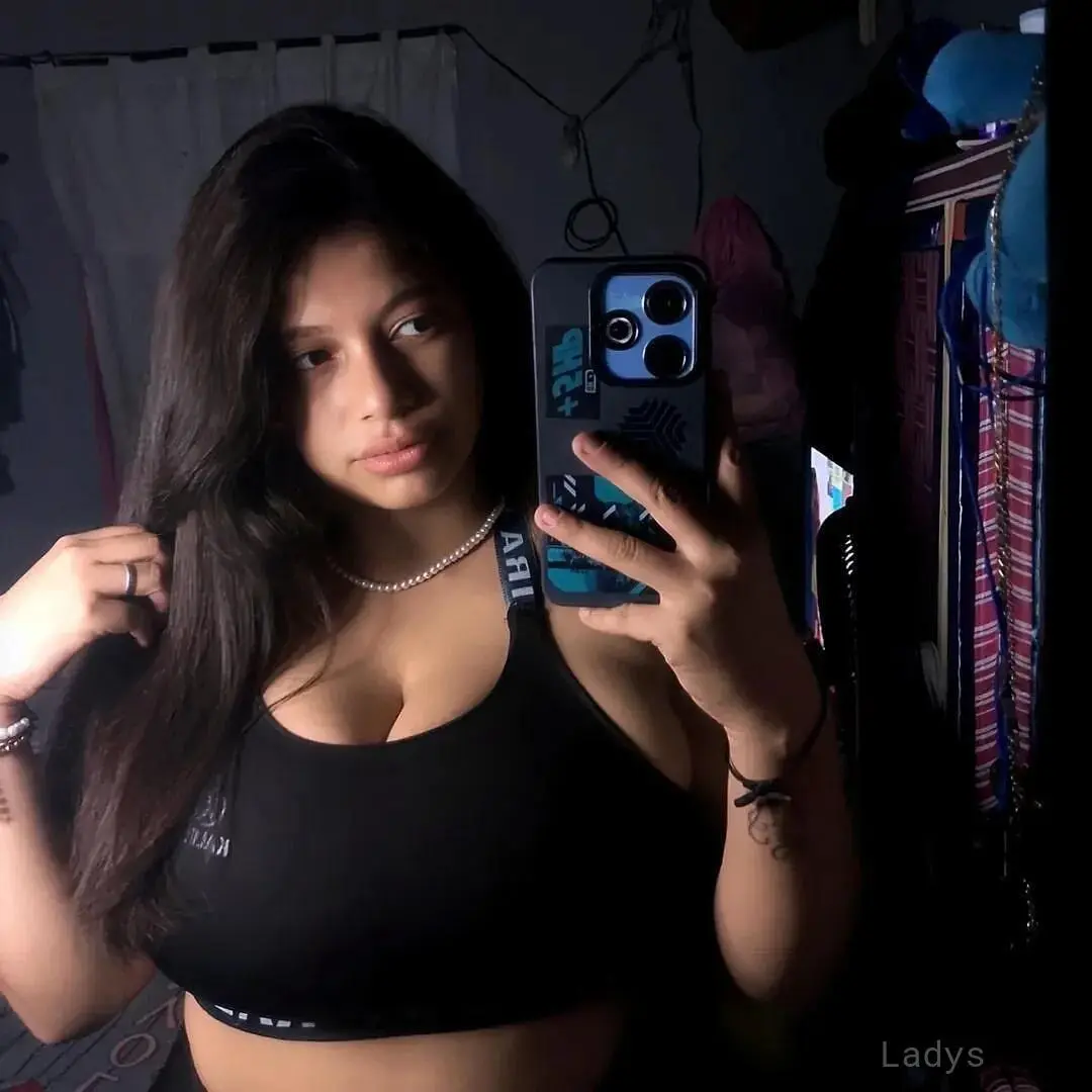 Aditi (21) – Call Girl & Independent Escort Service in Gāndhīdhām - Gallery Photo 2