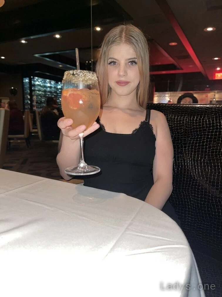 Summer (21) – Call Girl & Independent Escort Service in Gary - Gallery Photo 2