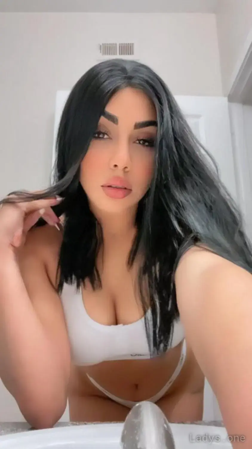 Lia (22) – Call Girl & Independent Escort Service in Green River - Gallery Photo 3