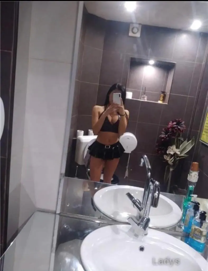 Ella (23) – Call Girl & Independent Escort Service in Guildford - Gallery Photo 4