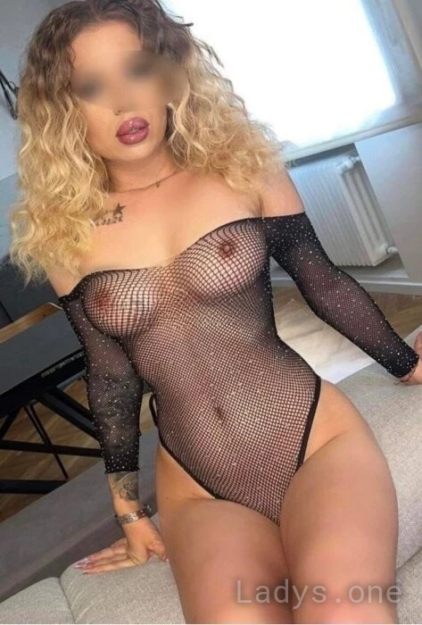 Amina (23) – Call Girl & Independent Escort Service in Győr - Gallery Photo 4