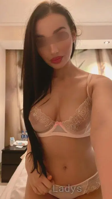Carolina (28) – Call Girl & Independent Escort Service in Interlaken - Gallery Photo 3