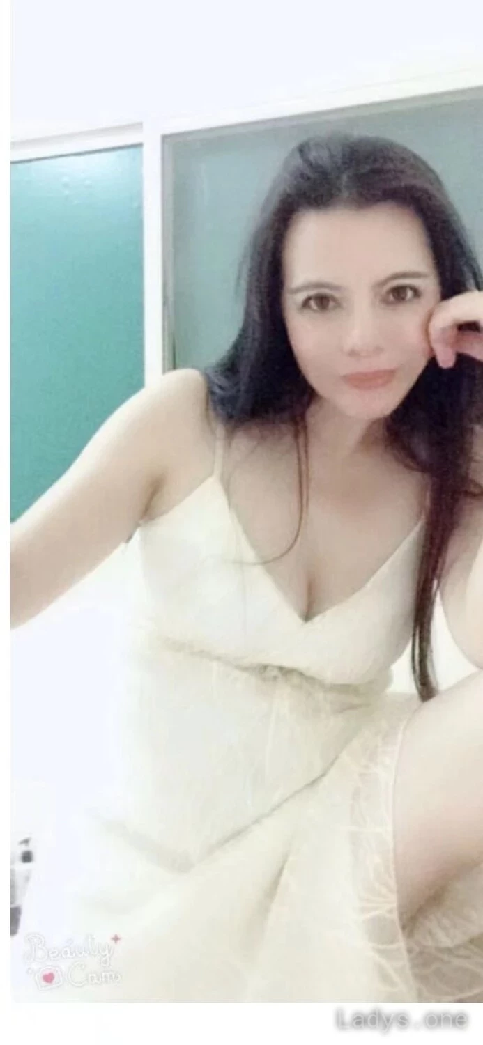 Hongxin (24) – Call Girl & Independent Escort Service in Al Khuşūş - Gallery Photo 3