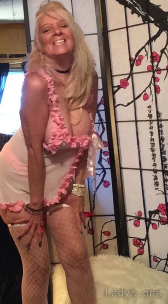 Britney (35) – Call Girl & Independent Escort Service in Lake Forest - Gallery Photo 5