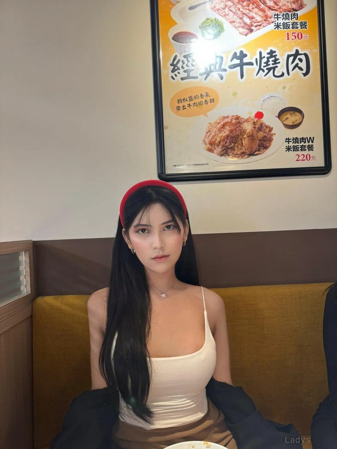 Anna (19) – Call Girl & Independent Escort Service in Leshan - Gallery Photo 5