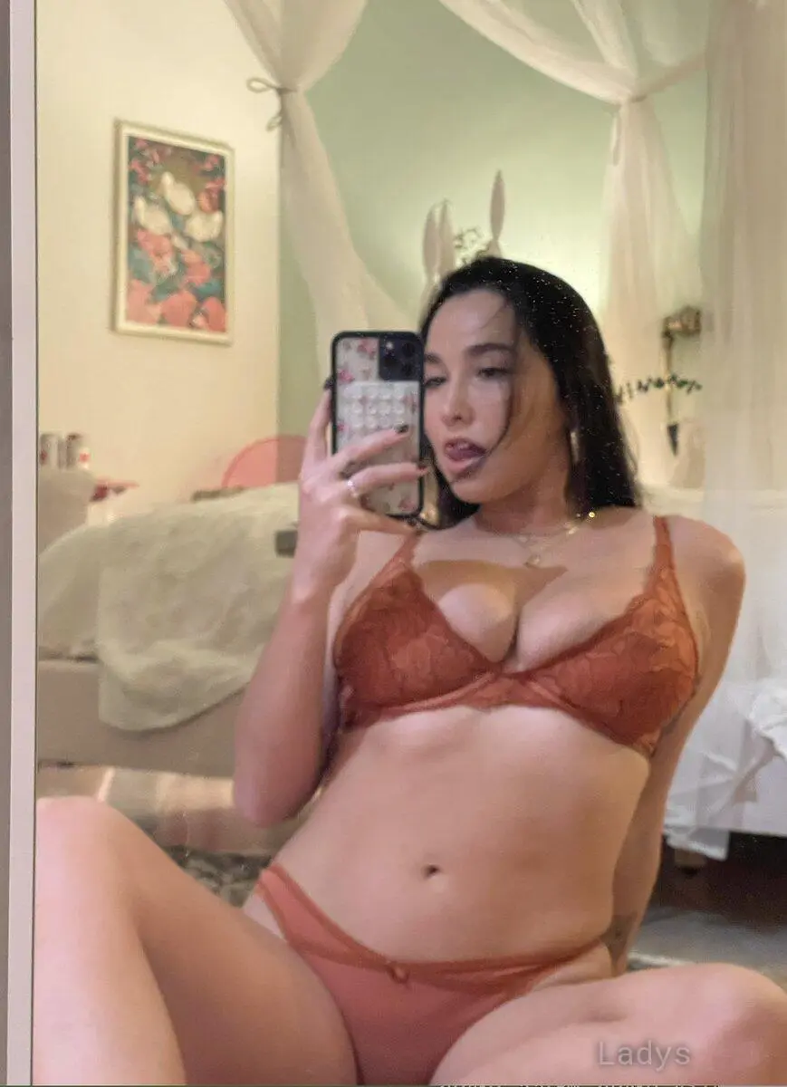 Marie (24) – Call Girl & Independent Escort Service in Palopo - Gallery Photo 3