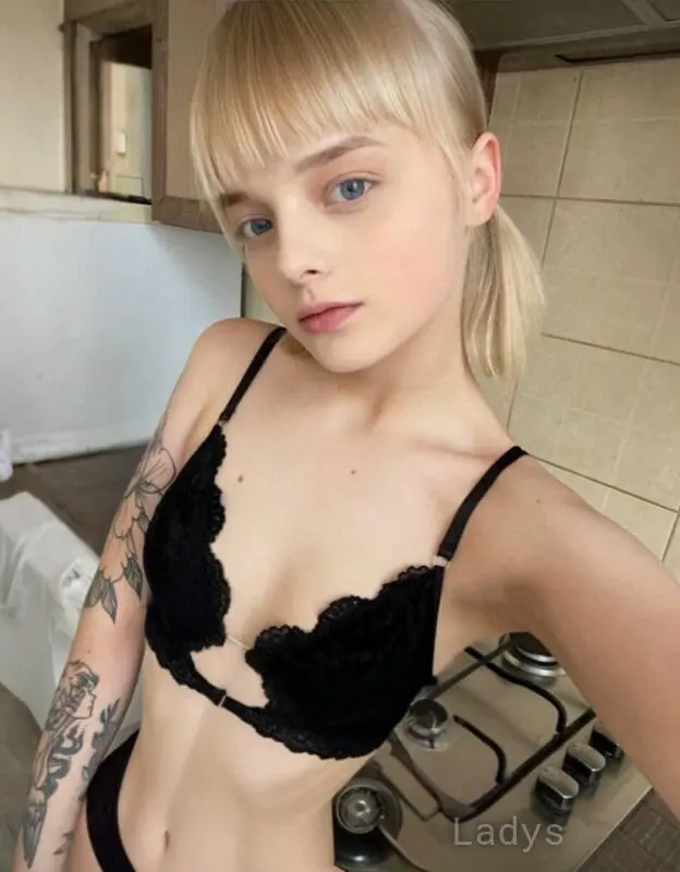 Lola (18) – Call Girl & Independent Escort Service in Lyon - Gallery Photo 3