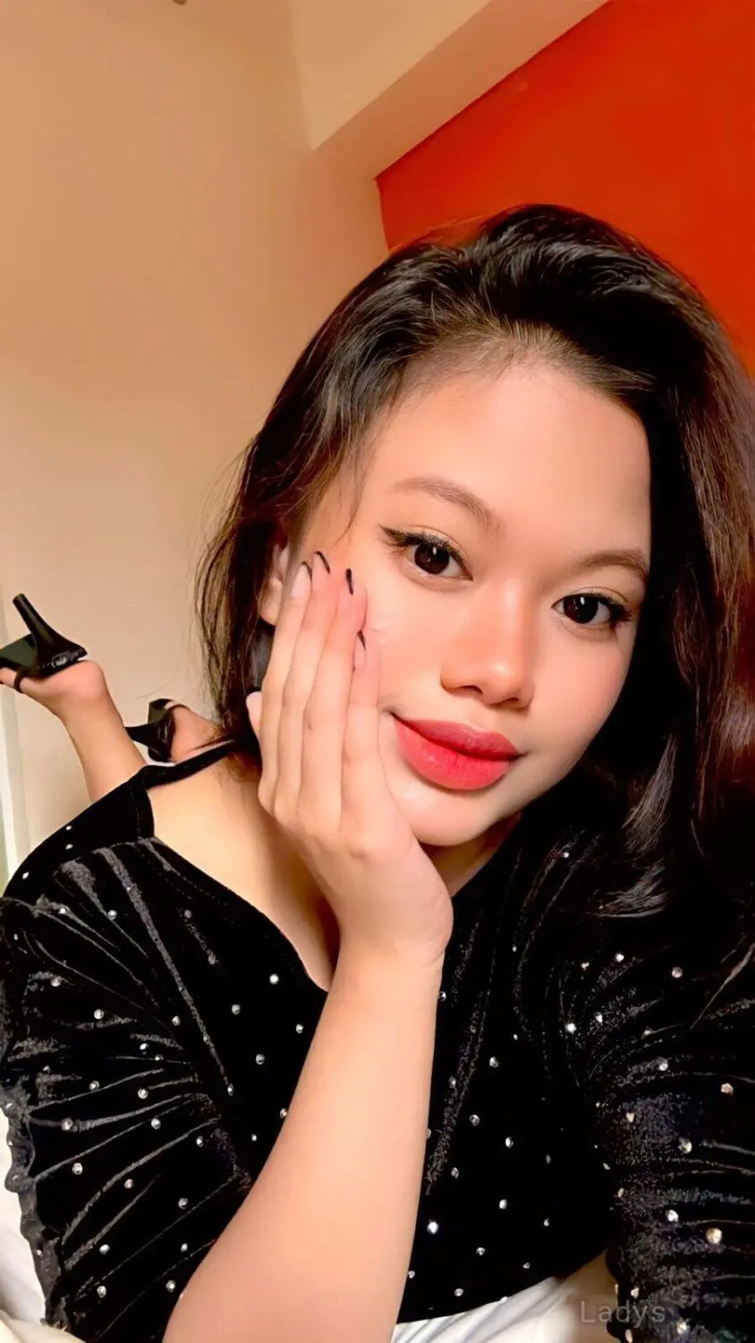 Vio (22) – Call Girl & Independent Escort Service in Malang - Gallery Photo 3