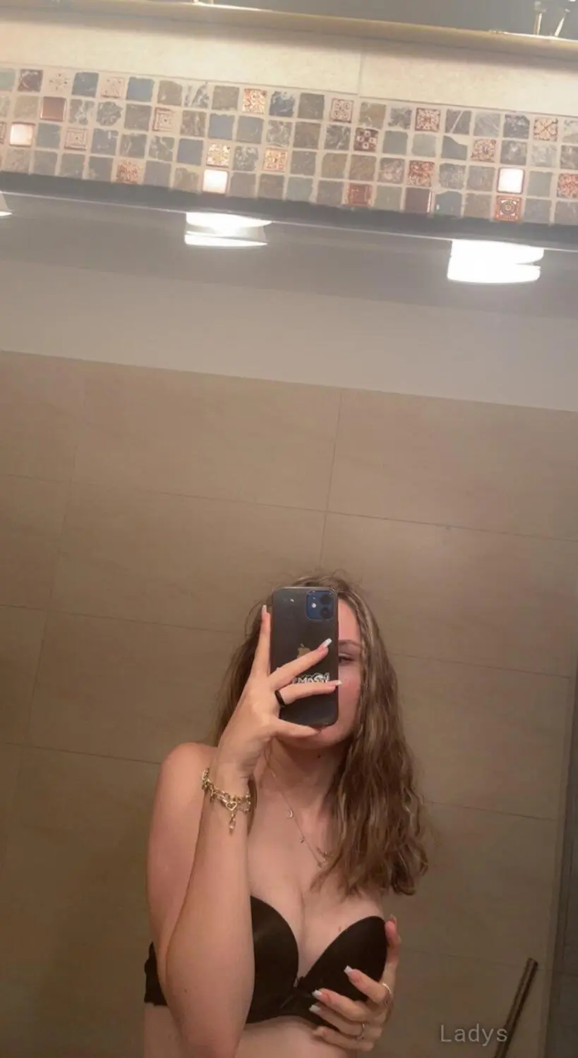 Lia Boudrier (24) – Call Girl & Independent Escort Service in Melun - Gallery Photo 3