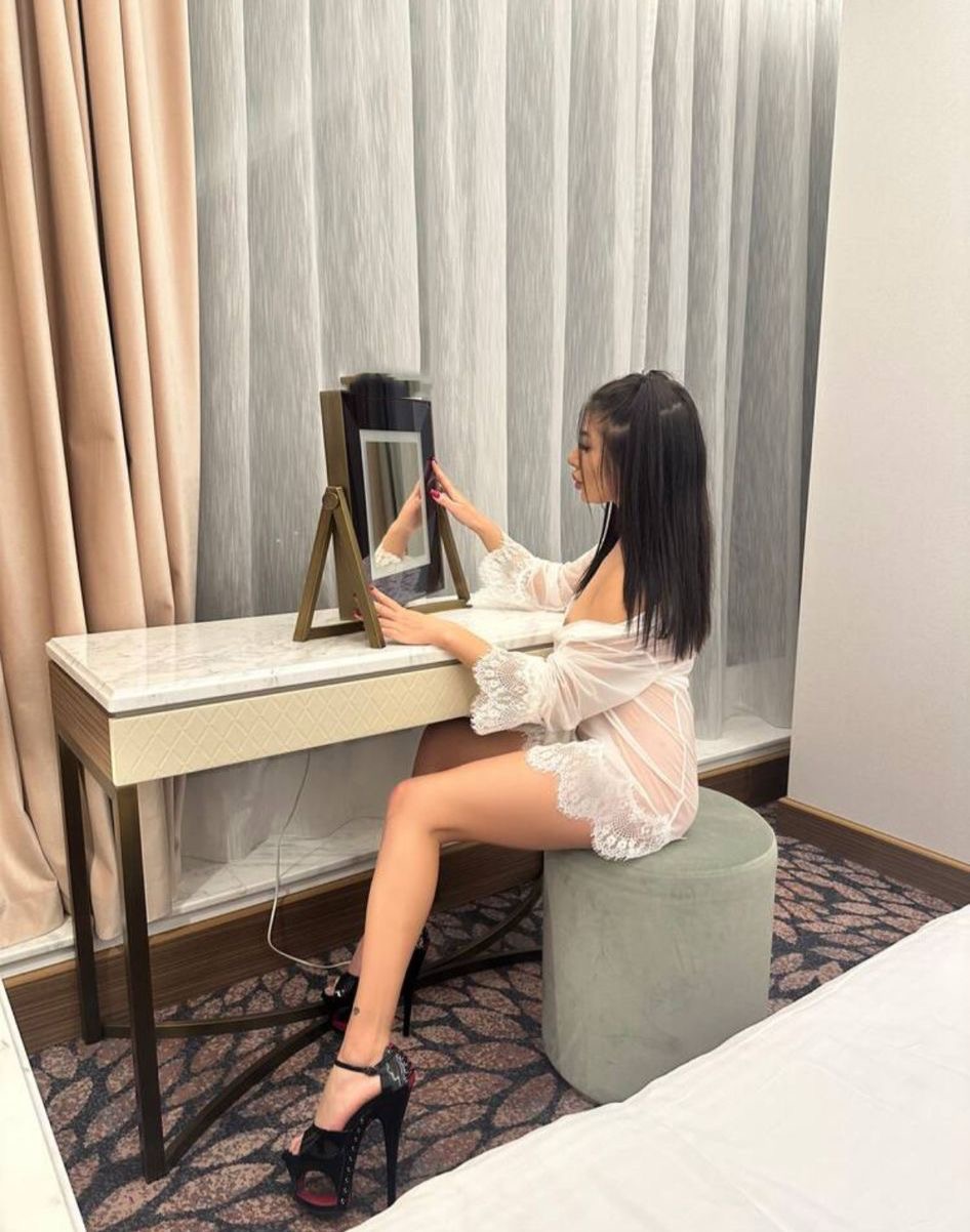 Emma (20) – Call Girl & Independent Escort Service in Milan - Gallery Photo 5