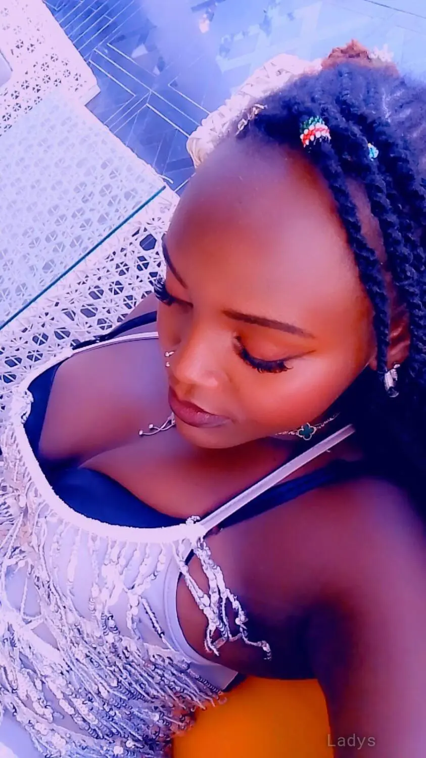 Lizzy (24) – Call Girl & Independent Escort Service in Muscat - Gallery Photo 4