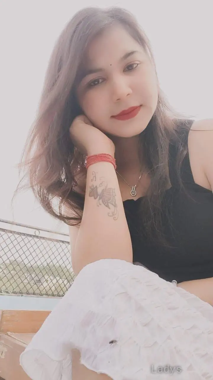 Komal (25) – Call Girl & Independent Escort Service in Noida - Gallery Photo 3