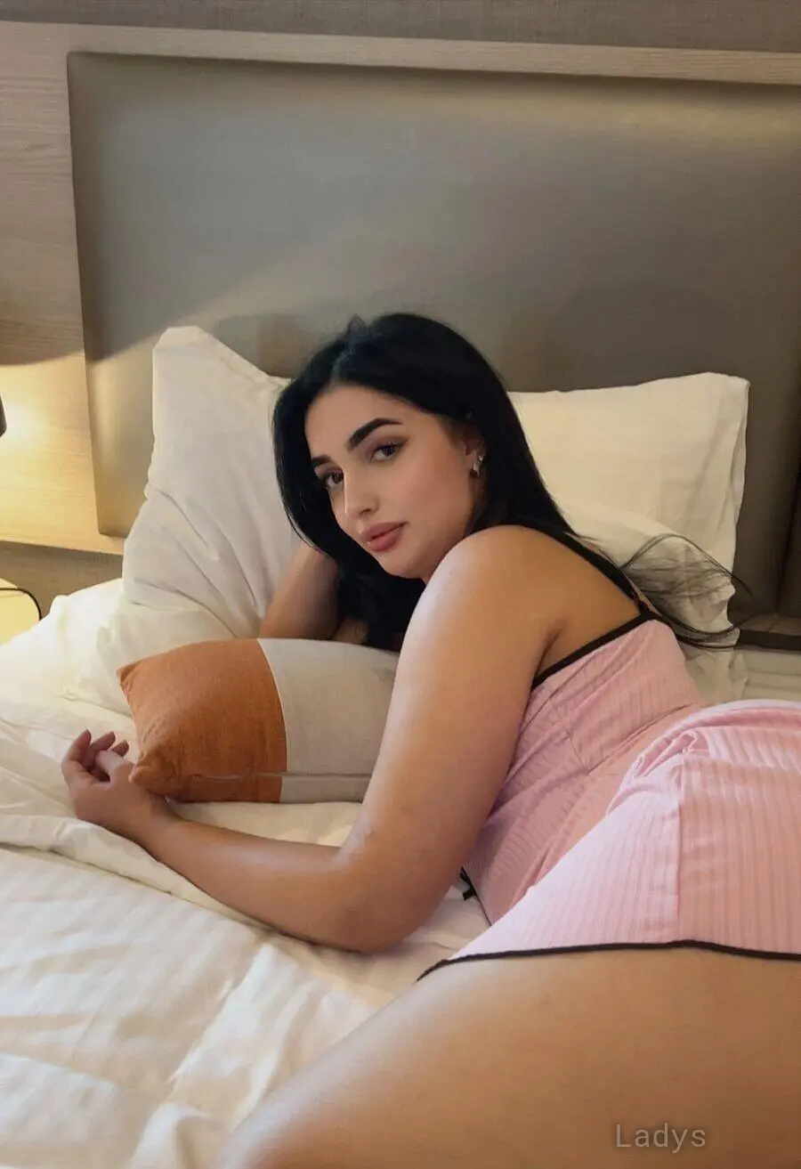 Bella (20) – Call Girl & Independent Escort Service in Noida - Gallery Photo 2