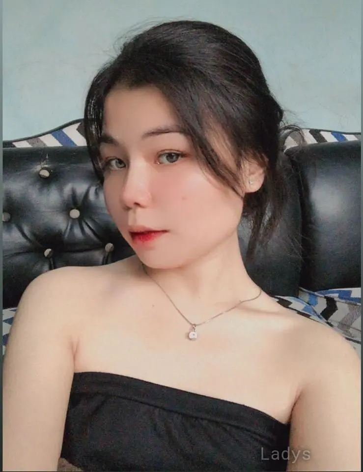 Amora (21) – Call Girl & Independent Escort Service in Padang - Gallery Photo 2