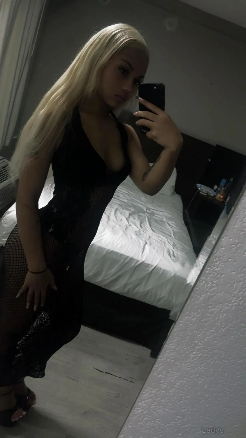 Lili (20) – Call Girl & Independent Escort Service in Phoenix - Gallery Photo 3