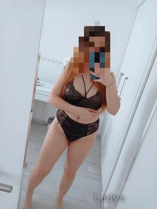 Lara (27) – Call Girl & Independent Escort Service in Pilsen - Gallery Photo 2
