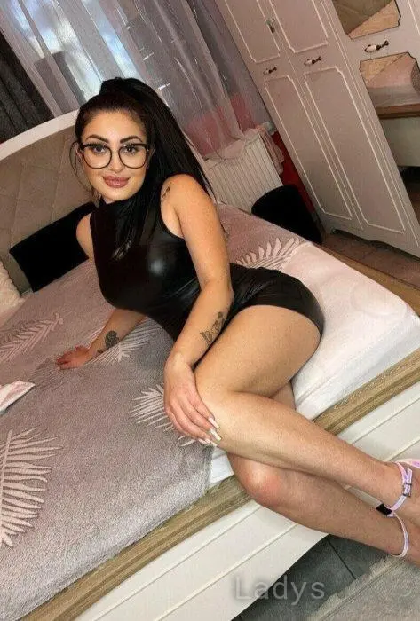 Karla (22) – Call Girl & Independent Escort Service in Piteşti - Gallery Photo 4