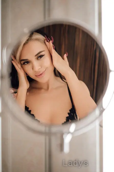 Melli (26) – Call Girl & Independent Escort Service in Prague - Gallery Photo 3