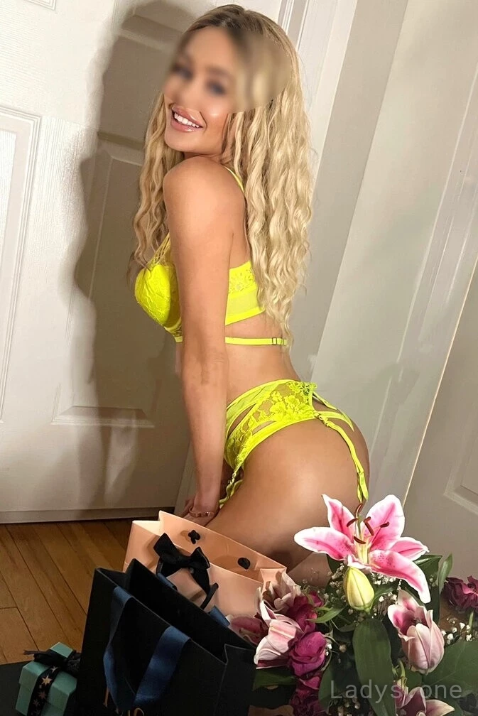 Bella (22) – Call Girl & Independent Escort Service in Queens - Gallery Photo 4