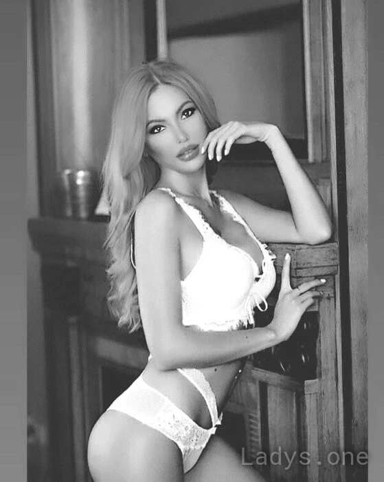 Laura (27) – Call Girl & Independent Escort Service in Sopron - Gallery Photo 3