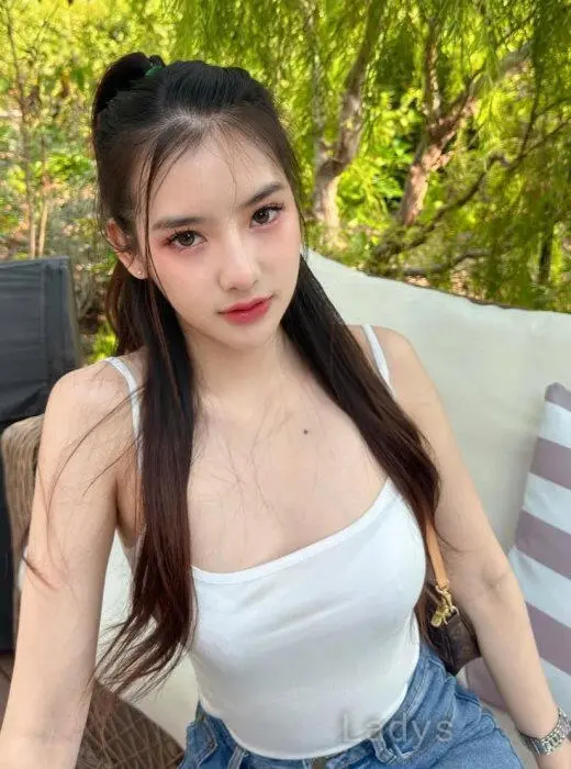 Indrii (23) – Call Girl & Independent Escort Service in Surabaya - Gallery Photo 4