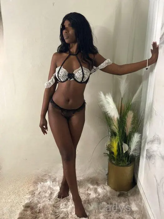 Corine (24) – Call Girl & Independent Escort Service in Tangier - Gallery Photo 3