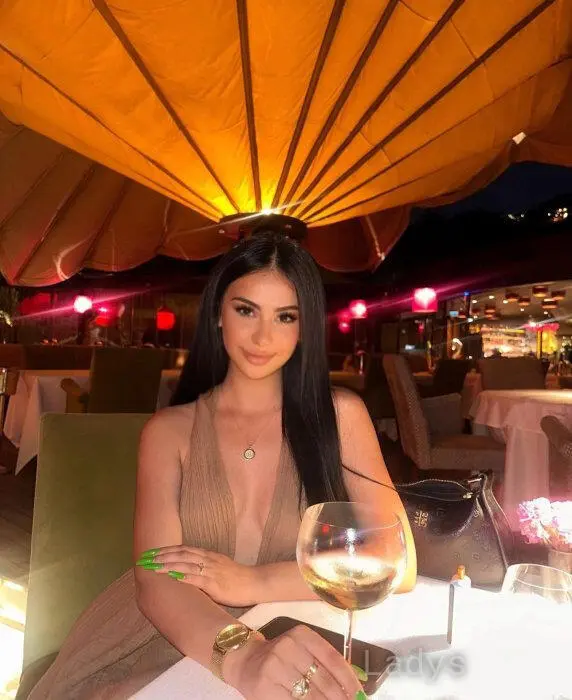 Clara (23) – Call Girl & Independent Escort Service in Tirana - Gallery Photo 3